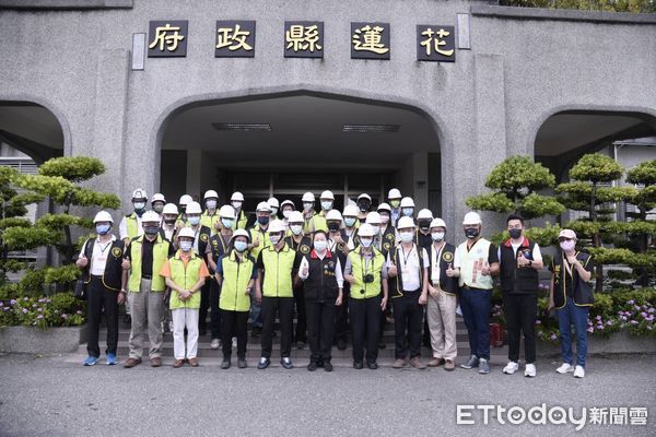 ▲全國建築師公會於花蓮縣府大門口舉行大會師，將出動80名建築師下鄉協助評估災損及重建。（圖／花蓮縣政府提供，下同）