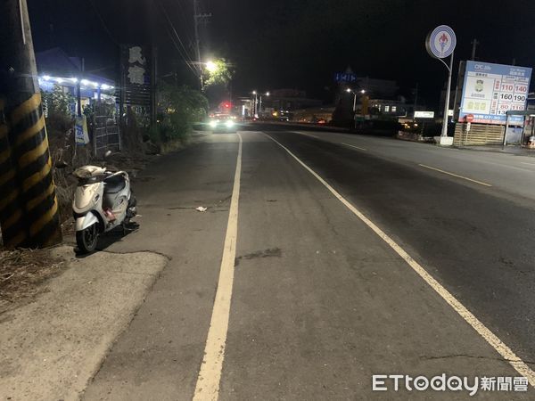 ▲▼9月22日屏東枋寮鄉中山路二段加油站前，疑因路面不平，導致機車騎士自摔倒地。（圖／記者陳崑福翻攝）