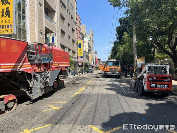 ▲▼台中道路刨除工程，1男遭同事倒車輾壓身亡。（圖／記者鄧木卿翻攝）