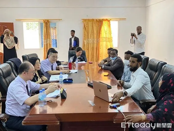 ▲人道援助處團隊成員與Hargeisa group hospital（哈爾格薩醫院）副院長討論援助方案。（圖／記者蔡佩旻翻攝）