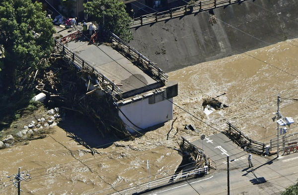 ▲▼15號颱風塔拉斯侵襲日本靜岡縣，一座橋梁被暴雨洪水沖垮。（圖／路透）