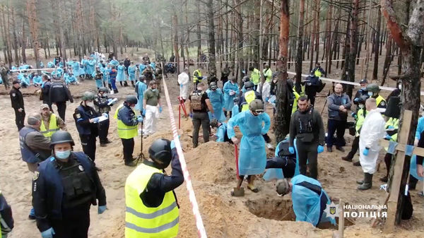 ▲▼烏克蘭官方出動大批人力開挖伊久姆的亂葬崗，在裡面發現至少447具遺體。（圖／達志影像／美聯社）