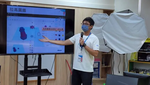 ▲▼工程師深入參與數位課程，透過專業搭起孩子們與數位資訊間的橋樑。（圖／華碩文教基金會提供，下同）