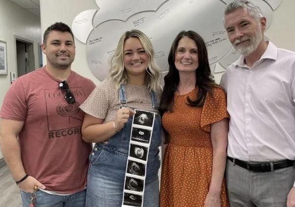 南西（右2）與丈夫（右1）、兒子夫婦（左起）開心合照，慶祝成功懷孕。（翻攝推特@grewther）