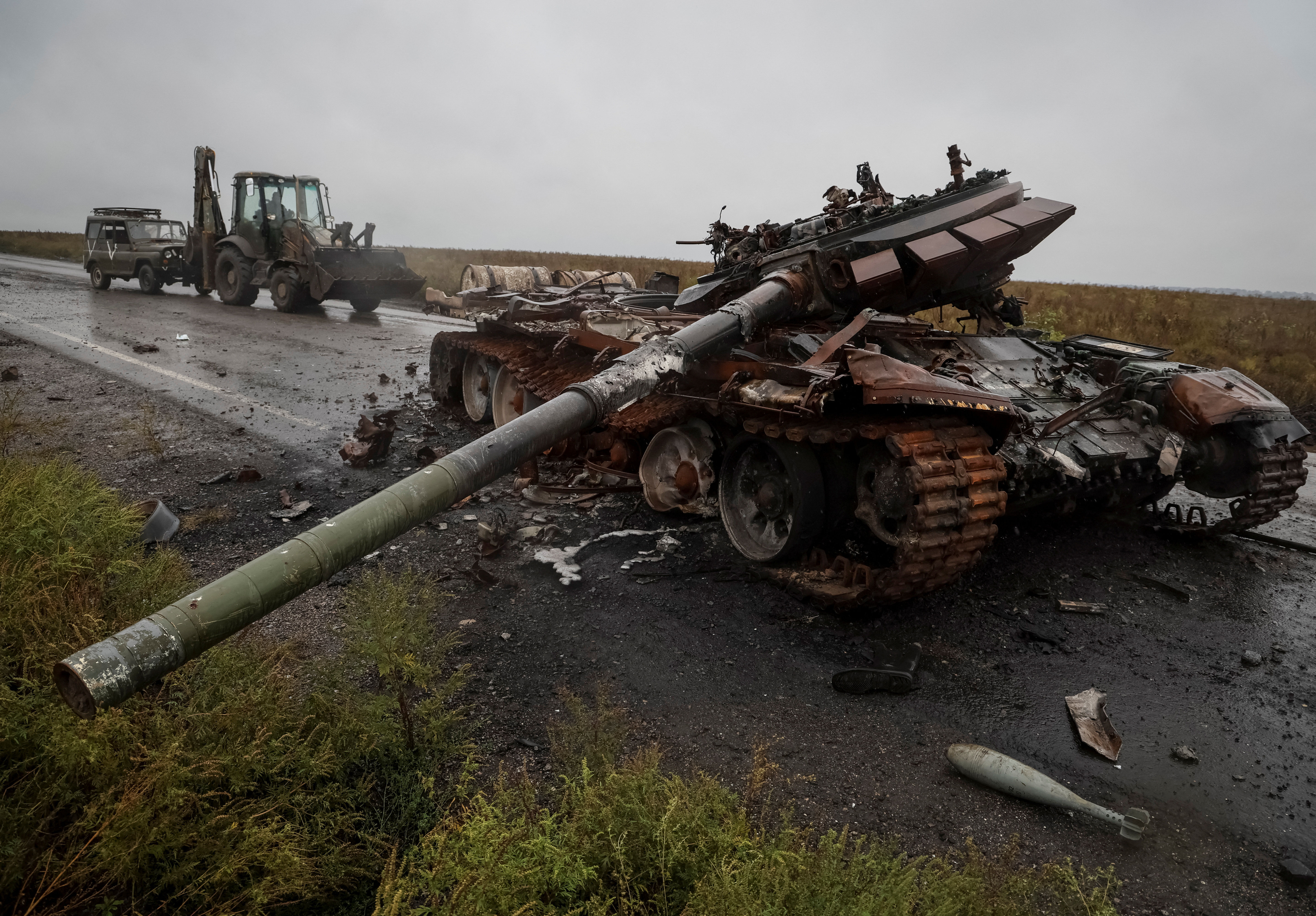 ▲在烏克蘭哈爾科夫地區一輛被摧毀的俄軍坦克。（圖／路透）