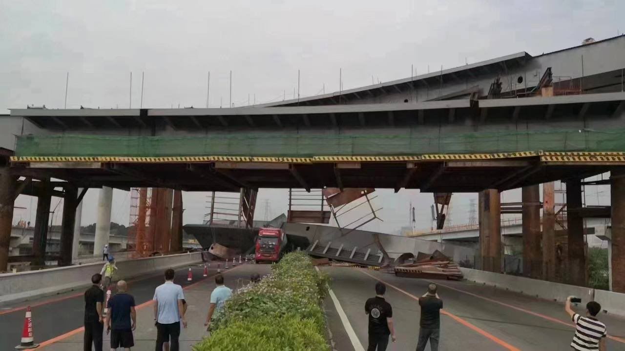 ▲▼廣東高架橋「巨大鋼梁崩落」　貨車路過被壓爛！59秒逃生片曝光。（圖／翻攝自微博）