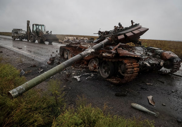 ▲▼在烏克蘭哈爾科夫地區一輛被摧毀的俄軍坦克。（圖／路透）