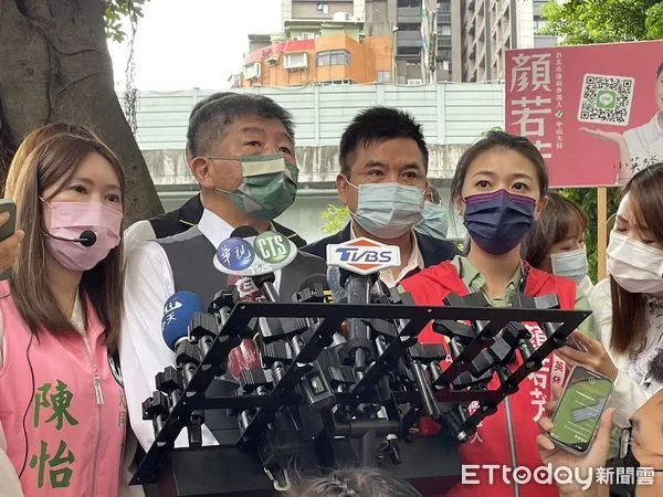 ▲▼陳時中今天上午前往太平市場掃街前接受媒體聯訪。（圖／記者呂晏慈攝）