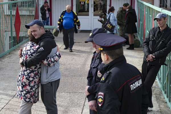 ▲▼ 俄羅斯宣布局部動員，9月24日，在俄羅斯城市伏爾加格勒（Volgograd）一處徵兵中心外，有男女吻別說再見。（圖／達志影像／美聯社）