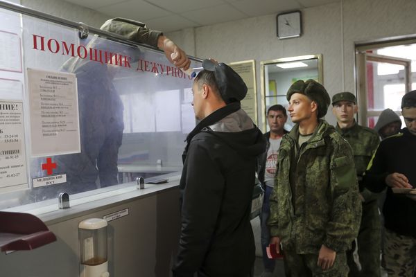▲▼ 俄羅斯宣布局部動員，9月24日，在俄羅斯城市伏爾加格勒（Volgograd）一處徵兵中心外，有男女吻別說再見。（圖／達志影像／美聯社）