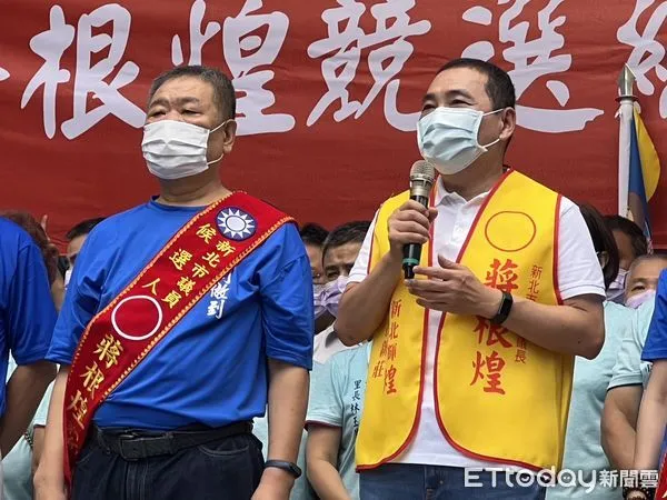 ▲侯友宜25日替新北市議長蔣根煌競選總部開幕站台。（圖／記者蘇晏男攝）