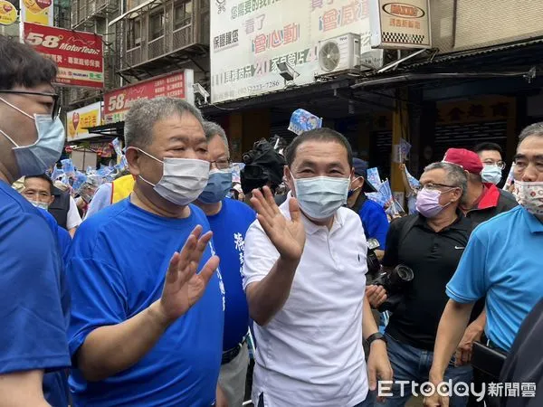 ▲侯友宜、朱立倫25日替新北市議長蔣根煌競選總部開幕站台。（圖／記者蘇晏男攝）