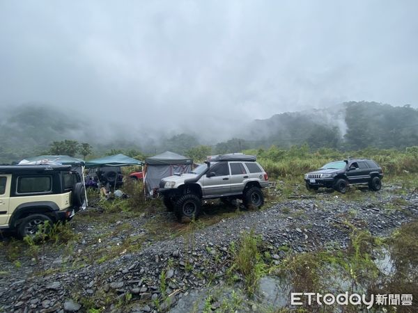 ▲▼        宜蘭露營民眾受困清水地熱公園溪床     。（圖／記者游芳男翻攝）