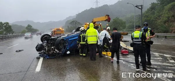 ▲▼         國道三號自撞事故    。（圖／記者郭世賢翻攝）