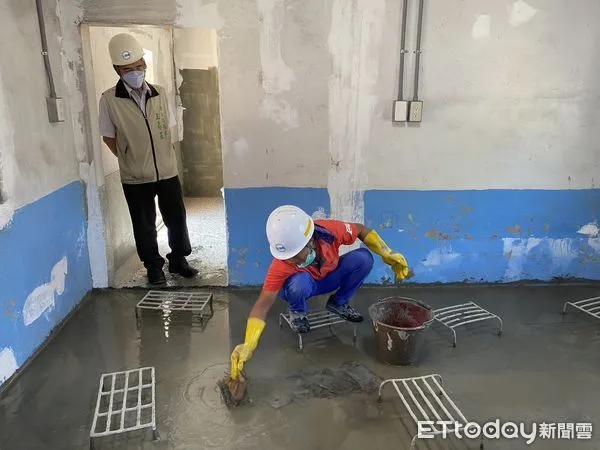 ▲台南市勞工局做工行善團，25日由泥水工會志工兵分兩路分別來到下營區與麻豆區進行房屋修繕。（圖／記者林悅翻攝，下同）