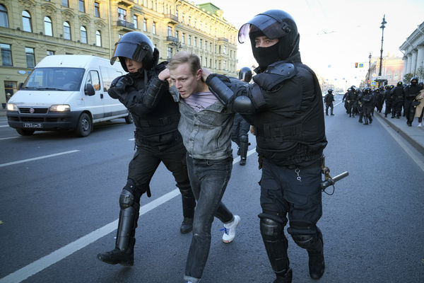 ▲▼ 俄羅斯警察24日在聖彼得堡拘留一名抗議局部動員令的示威者。（圖／達志影像／美聯社）