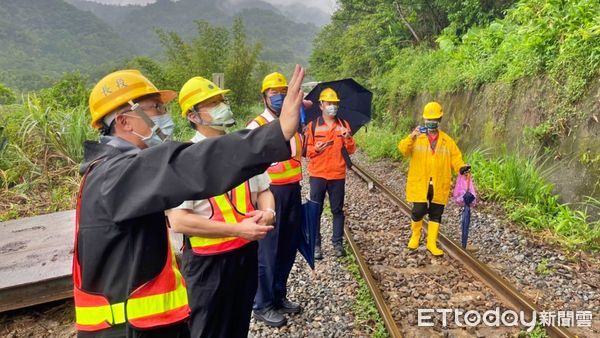 ▲新北平溪線列車1天2度撞落石 專家洪勝雄籲建土壤含水量警戒。（圖／台鐵局提供）