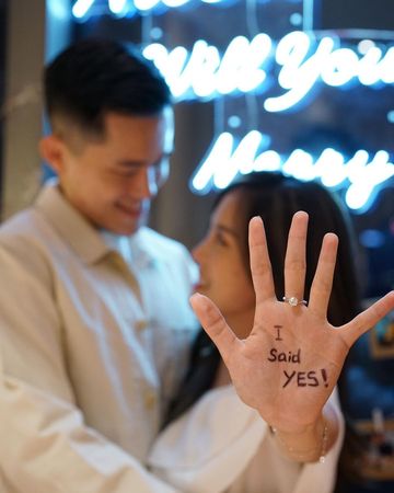 ▲香港最美主播丘靜雯被求婚。（圖／翻攝自Instagram／Nicole Yau 丘靜雯）