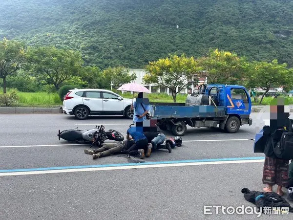 ▲▼重機騎士撞上小貨車後橫躺在重機旁。（圖／新城分局提供，下同）