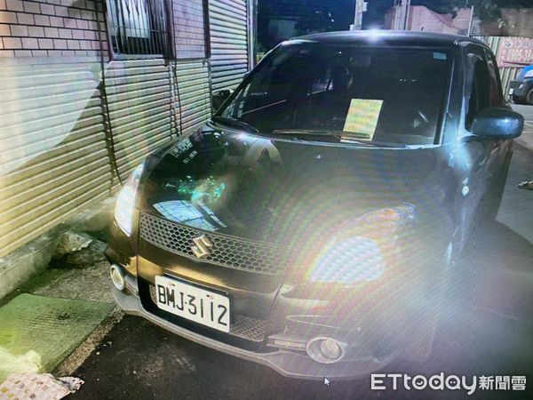 ▲▼男子不滿常用車位遭人停，以快乾膠黏黏雨刷     。（圖／記者高堂堯翻攝）