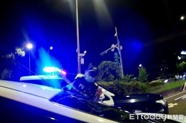 ▲陳嫌因載運毒品衝撞警方，北市保大警員緊急破窗逮人。（圖／記者張君豪翻攝）