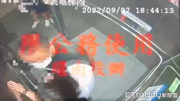 ▲酒醉王男騷擾捷運站通勤女子大鬧捷運站，遭警方逮捕移送。（圖／記者張君豪翻攝）