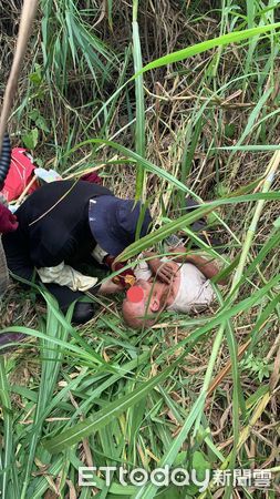 ▲台南市消防局第一大隊人員積極搜尋採筍失蹤的75歲蘇姓筍農，並在第3天近中午找到蘇男，以人力搬運下山送醫救回一命。（圖／民眾提供，下同）