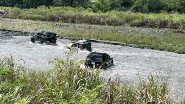 ▲▼強渡溪的黑色休旅車慘遭滅頂（紅色箭頭所指），駕駛及時逃生，場面驚險，其餘車輛也是搖搖晃晃頂著強勁水流才開上岸。（圖／讀者提供，下同）