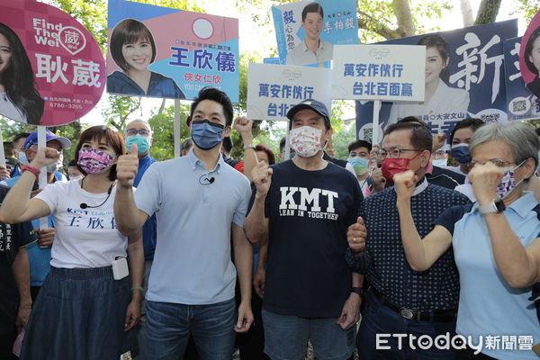 ▲▼前總統馬英九9/27一大早與國民黨台北市長候選人蔣萬安合體，在文山區興隆公園掃街拜票，並與黨籍市議員參選人一同共進早餐。（圖／記者湯興漢攝）