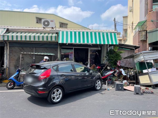 ▲36歲越籍裴姓男子駕駛自小客車，在永康街失控後與路邊停車的1部自小客及機車發生碰撞，而後衝撞花盆、玻璃拉門、兩架攤車，車輛還悶燒冒煙。（圖／記者林悅翻攝，下同）