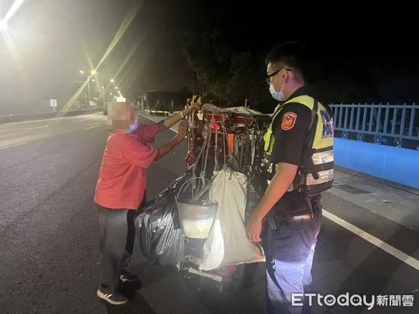 ▲東港警分局興龍派出所警員謝嘉勳、黃光輝協助鄭男返家             。（圖／記者陳崑福翻攝）