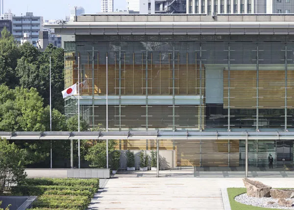 ▲▼岸田文雄辦公場所、日本首相官邸前27日降半旗向安倍致哀。（圖／達志影像／美聯社）