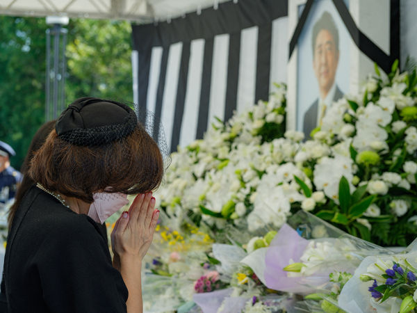 ▲▼日本前首相安倍晉三的國葬儀式在27日舉行，大批民眾一早就到九段坂公園的獻花台排隊獻花。（圖／路透）
