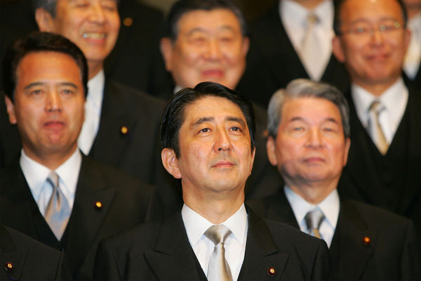 ▲▼ 2006年9月26日，日本時任首相安倍晉三在首相官邸與內閣成員合影。（圖／CFP）