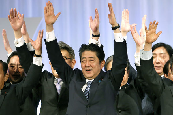 ▲▼ 2017年3月5日，日本時任首相安倍晉三與執政黨自民黨高層一起高呼萬歲。（圖／CFP）