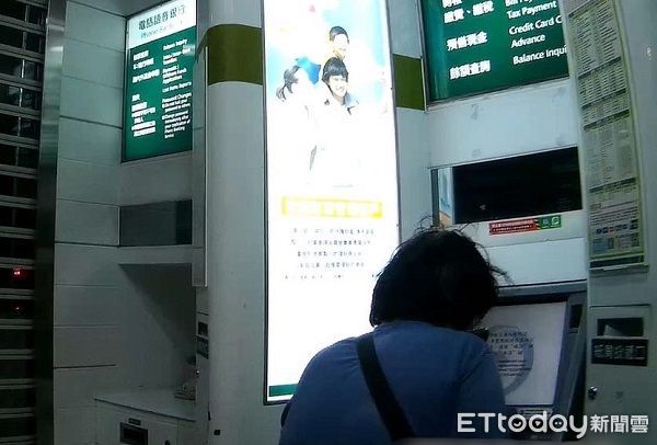 ▲徐姓婦人在ATM前邊講電話邊操作按鍵。（圖／龜山警分局提供）