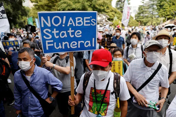 ▲▼民眾上街遊行反對安倍國葬。（圖／路透）