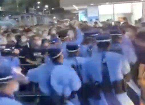 ▲深圳福田區封控，傳出民眾深夜上街與警對峙。（圖／翻攝推特）
