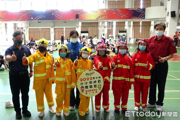 ▲「雲林縣小小消防員體驗營」，透過闖關活動使學童學習正確的防火、防災觀念，提供課餘期間學習課外新知園地，以灌輸學生防火防災意識。（圖／記者蔡佩旻翻攝）