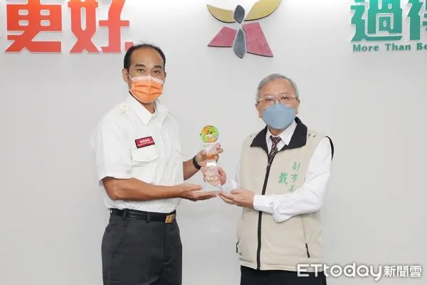 ▲台南市副市長戴謙，表揚消防局「消防機關組」及「民間救援團體暨國外救援組」共2隊優勝隊伍。（圖／記者林悅翻攝，下同）