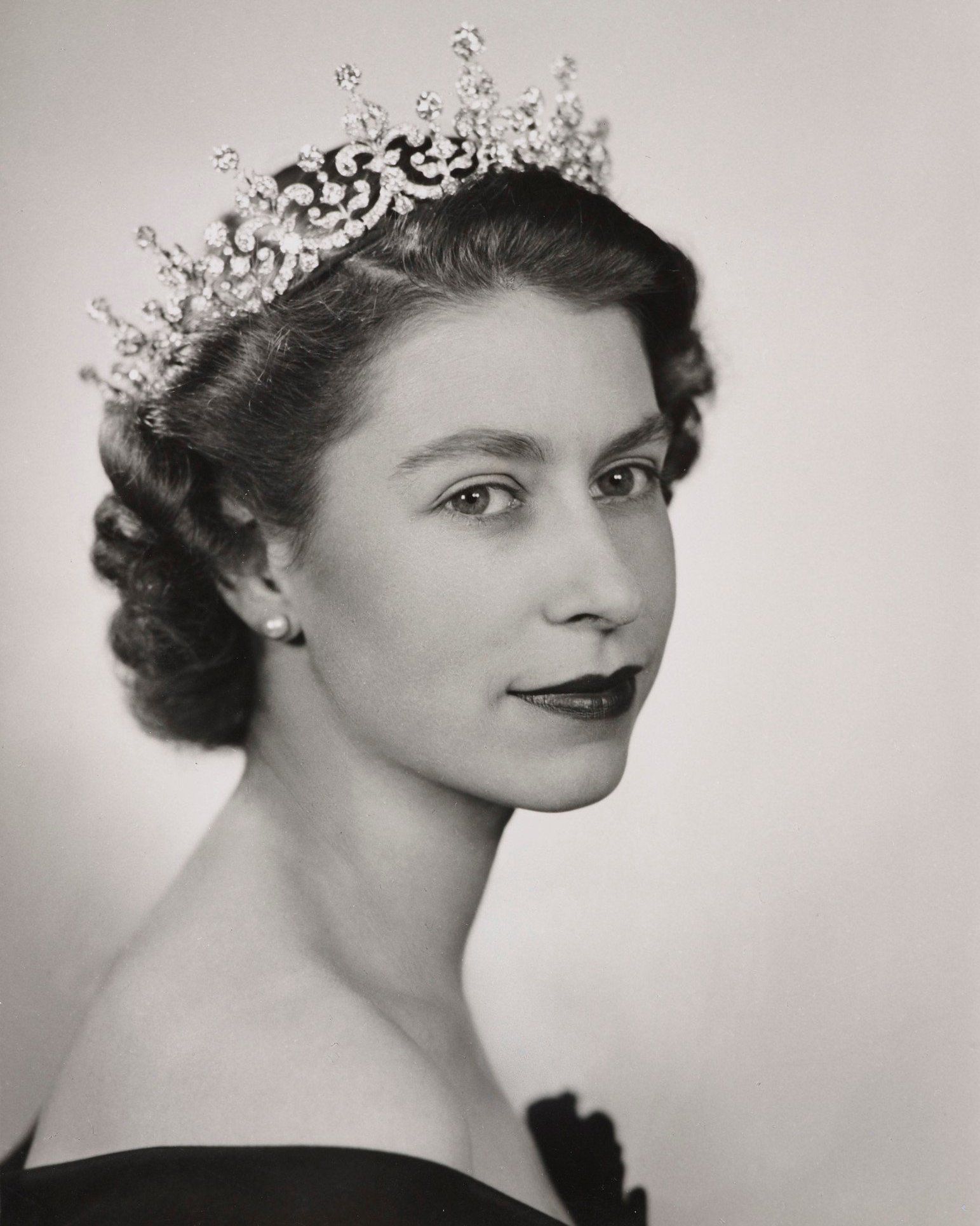 ▲▼英國王室發布伊莉莎白女王年輕時的沙龍照，宣布哀悼期結束。（圖／翻攝推特）
