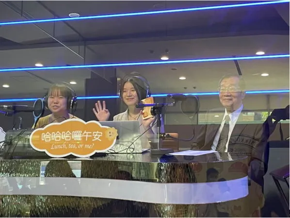 圖一：考試院院長黃榮村即興在影音播客與主持人進行直播，讓觀眾驚喜萬分。（圖／世新大學提供）