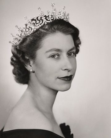 ▲▼英國王室推特（The Royal Family）公布女王年輕時代的肖像，宣布哀悼期已經結束。（圖／翻攝自twitter／@RoyalFamily）