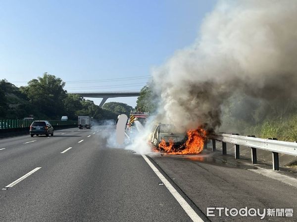 ▲▼     國3南下284.5公里火燒車        。（圖／記者翁伊森翻攝）