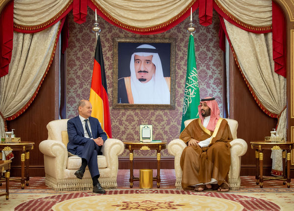 ▲▼沙烏地王儲穆罕默德·沙爾曼（Mohammed bin Salman）於2022年9月24日在沙烏地阿拉伯麥加省吉達（Jeddah）會見德國總理蕭茲。牆上照片中的人物為國王老沙爾曼。（圖／路透）