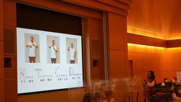 ▲新北市府經發局28日在市政會議上向侯友宜報告「NTCD」。（圖／新北市府提供）