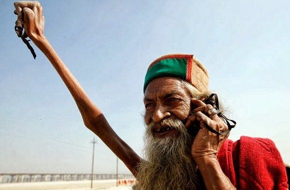 ▲▼印度苦行僧巴拉蒂（Amar Bharati）已舉著右手至少45年。（圖／翻攝自推特）