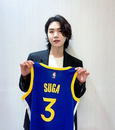 ▲▼BTS成員Suga得到專屬勇士球衣。（圖／翻攝自Twitter／방탄소년단）