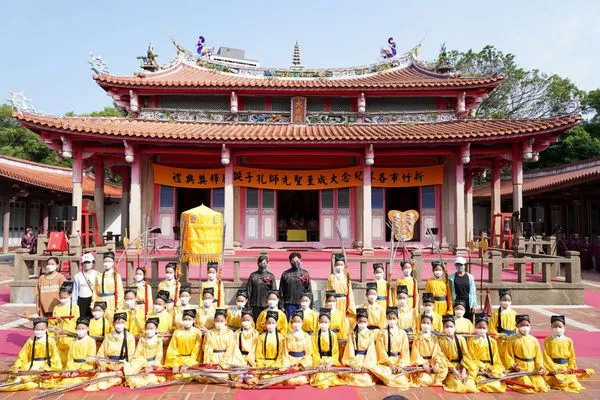 ▲陳章賢代理市長與民富國小舞蹈班佾生合影。（圖／新竹市政府提供）