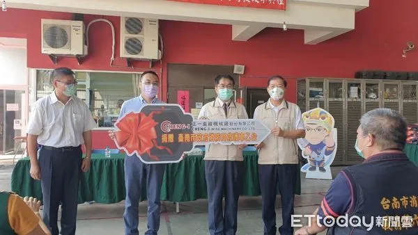 ▲正一直線機械廠捐贈台南市消防局第六救災救護大隊安南消防分隊救護車1輛，由黃偉哲市長代表受贈啟用。（圖／記者林悅翻攝，下同）